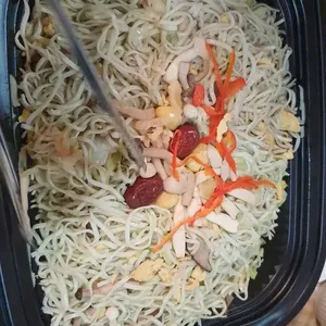 八宝罗汉蘑菇炒菠菜面 Eight Treasure Spinach Noodle with Mushrooms