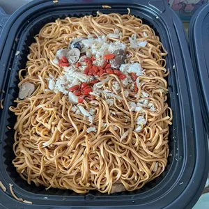 海皇蟹肉焖伊府面 King Crab Meat Braised Ee Fu Noodles with Straw Mushrooms