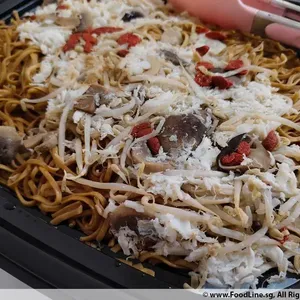 海皇蟹肉焖伊府面 King Crab Meat Braised Ee Fu Noodles with Straw Mushrooms