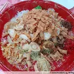 鸿运麻辣脆鱼皮吉祥鱼生配特制黑加仑酱 Luxurious Crispy Mala Fish Skin Yu Sheng with Special Strawberry Blackcurrant Sauce