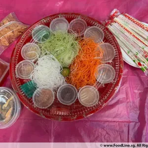 鸿运麻辣脆鱼皮吉祥鱼生配特制黑加仑酱 Luxurious Crispy Mala Fish Skin Yu Sheng with Special Strawberry Blackcurrant Sauce