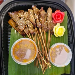 Grilled Chicken Satay with Condiments   (鸡肉沙爹)