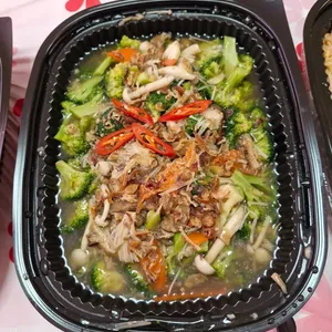 Broccoli with Trio Mushroom in superior stock   (三菇西兰花)