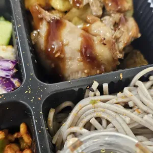 Toriten Chuu / Regular (Protein: Teriyaki Chicken) (1st Base: Seasoned Potato) (2nd Base: Soba) (1st Side: Carrot & Daikon) (2nd Side: Spicy Barley) (3rd Side: Cucumber Salad) (4th Side: Apple Goma) (5th Side: Tofu) (Dressing: Wafu Vinaigrette) (Sprinkler: Togarashi)