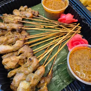 Grilled Chicken Satay with Condiments   (鸡肉沙爹)