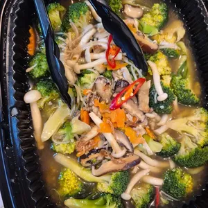 Broccoli with Trio Mushroom in superior stock   (三菇西兰花)