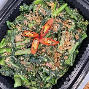 Stir Fry Kailan with Minced Garlic   (蒜香炒芥兰)