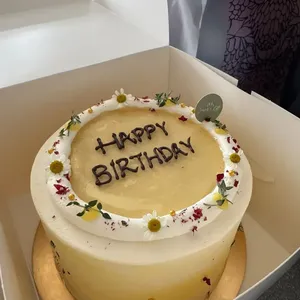 Honey Chrysanthemum (Cake Size: 6" (D) x 3.5" (H) 8-10pax) (Big Candles: 1) (Small Candles: 1) (Plastic Cake Knife?: Yes) (Message piping on cake (Max. 25 Alphanumeric Characters): Yes (please indicate in the comment box))