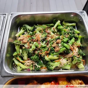 Broccoli with Enoki Mushrooms