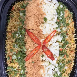 Thai Style Pineapple Fried Rice   (黄梨炒饭)