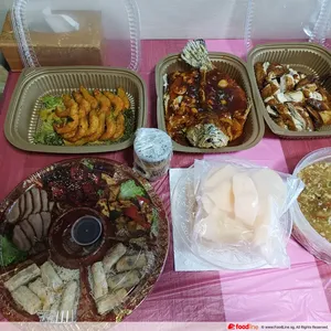 Traditional Combination 迎宾古味四美盘<i>Crispy Spring Roll, Jelly Fish with Octopus, Black Pepper Smoked Duck, Pacific Clams with XO Sauce (五香卷，海蜇八爪鱼，黑椒熏鸭片，XO炒贵妃贝)</i>