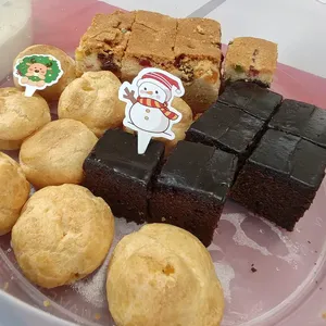 Choux Pastries (English Fruit Cake and Mini Chocolate Brownie)