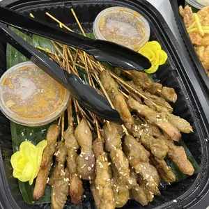 Grilled Chicken Satay with Condiments   (鸡肉沙爹)