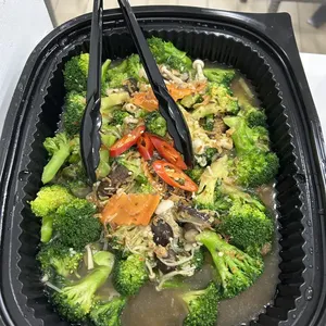 Broccoli with Trio Mushroom in superior stock   (三菇西兰花)