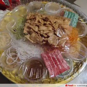 Fa Cai Yu Sheng with Smoked Salmon 发财捞起三文鱼鱼生