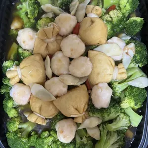 Australian Broccoli with Pacific Clams in Abalone Gravy<br>served with auspicious fortune bag & prawn paste ball