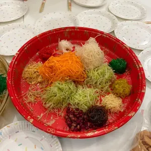 风声水起茶熏三文鱼招牌捞生<br>Signature Prosperity Tea-Smoked Salmon Yu Sheng