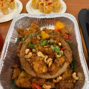 富贵团圆宫保鸡丁芋头圈<br>Abundance Crispy Golden Yam Ring with Kung Pao Chicken & Cashew Nuts