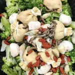 Australian Broccoli with Pacific Clams in Abalone Gravy<br>served with auspicious fortune bag & prawn paste ball