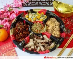 龙飞凤舞拼盘 CNY Platter <br> (鸡松虾枣， 泰式香芒鲍贝， 海蜇，烧肉，咸蛋鸡丁)（Chicken floss prawn nut, thai style shell fish, jelly fish, roasted pork, salted egg chicken) | Customer Photo | Fu Kwee Caterer Pte Ltd