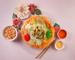 鸿运脆鱼皮吉祥鱼生	Luxurious Crispy Salted Egg Fish Skin Platter Yu Sheng | Customer Photo | Stamford Catering